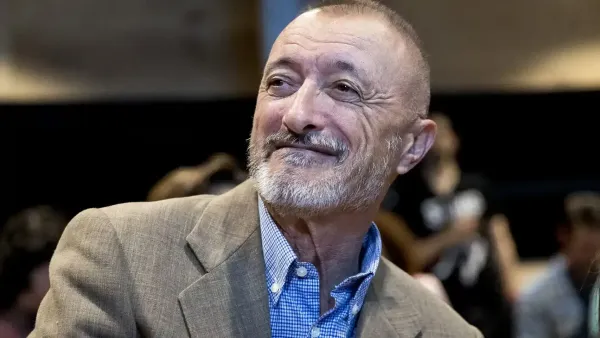 Entrevista a Arturo Perez Reverte: "El mejor amigo del escritor es el marcador de tachar"